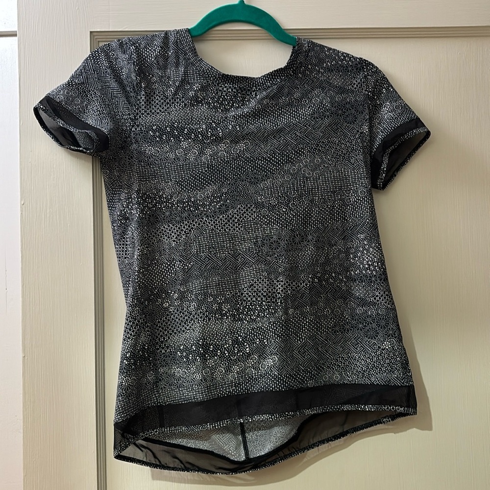 EUC Lululemon workout tee. Cutout in back. Worn less than 5 x
